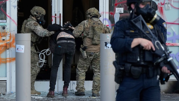 Beamte der US-Zoll- und Grenzschutzbehörde nahmen während einer Demonstration im Juni in ...
