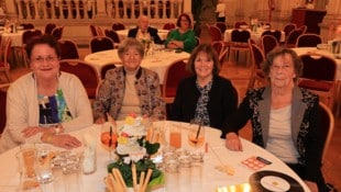 Besucherinnen beim Fest der Senioren im Rathaus