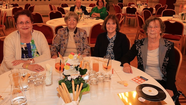 Besucherinnen beim Fest der Senioren im Rathaus