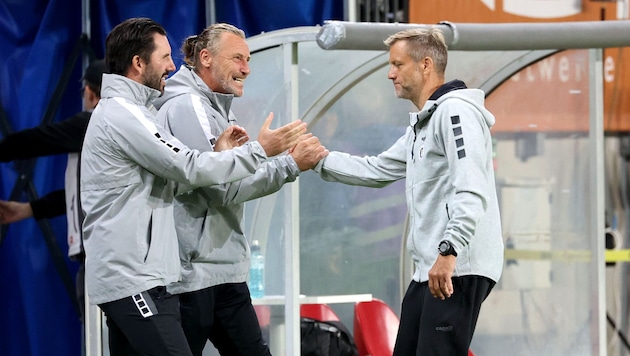 Rolf Landerl (re.) klatscht mit seinem Trainerteam ab.