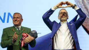 Auch der steirische Landeshauptmann Mario Kunasek (li.) gratulierte Herbert Kickl zur Wiederwahl ...