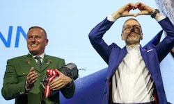 Auch der steirische Landeshauptmann Mario Kunasek (li.) gratulierte Herbert Kickl zur Wiederwahl ...