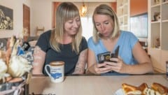 Die Frauen teilen Zeitzeugnisse einer unbeschwerten Kindheit.