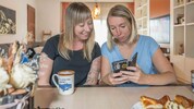 Die Frauen teilen Zeitzeugnisse einer unbeschwerten Kindheit.