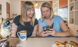 Die Frauen teilen Zeitzeugnisse einer unbeschwerten Kindheit.
