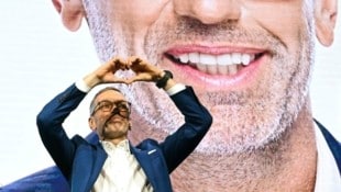 Herbert Kickl wurde am Parteitag in Salzburg mit 97 Prozent als Chef der Blauen wieder gewählt. ...