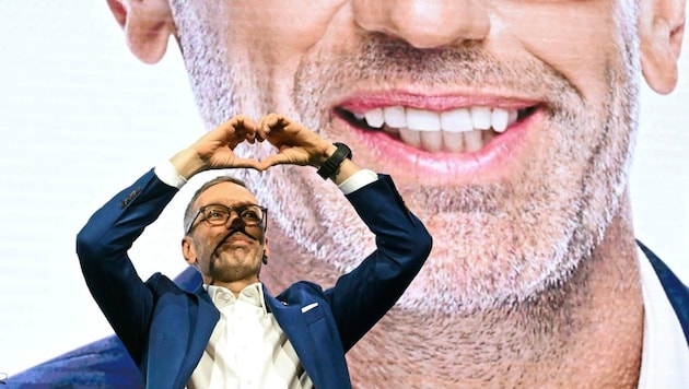 Herbert Kickl wurde am Parteitag in Salzburg mit 97 Prozent als Chef der Blauen wieder gewählt. ...