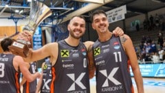 Dragan Bjeletic und Benjamin Blazevic freuen sich über den Supercup-Sieg der Klosterneuburg ...