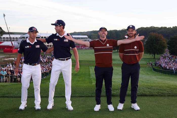 Rory McIlroy reagierte auf die Beleidigungen mit ausgestreckten Armen.
