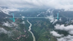 In Südwestchina steht die höchste Brücke der Welt: Die Huajiang-Grand-Canyon-Brücke in der ...
