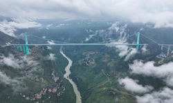 In Südwestchina steht die höchste Brücke der Welt: Die Huajiang-Grand-Canyon-Brücke in der ...