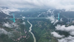 In Südwestchina steht die höchste Brücke der Welt: Die Huajiang-Grand-Canyon-Brücke in der ...