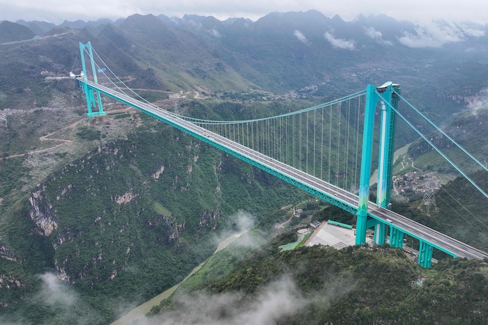Die Hauptspannweite der Hängebrücke bemisst 1420 Meter. 18 der 20 höchsten Brücken der Welt ...