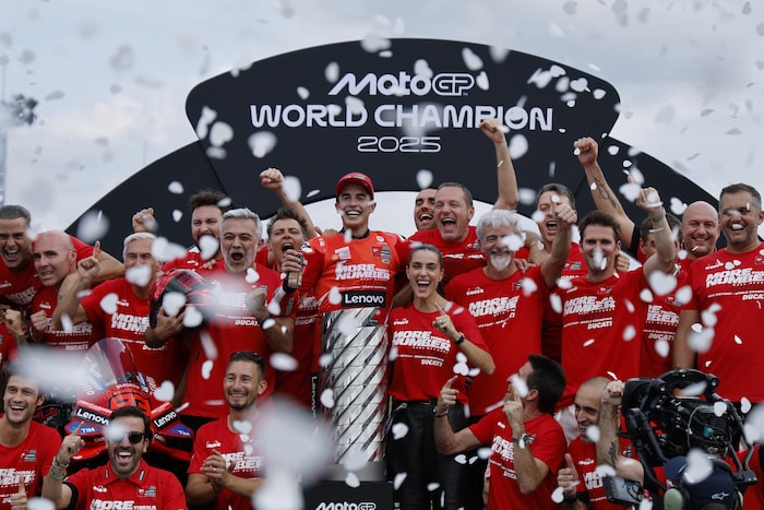 Marc Marquez feiert mit seinem Ducati-Team.