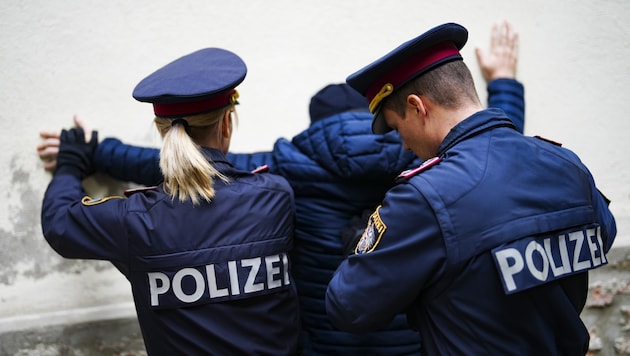 Nach 20 Jahren klickten für den 51-Jährigen doch noch die Handschellen (Symbolbild)