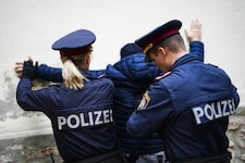 Nach 20 Jahren klickten für den 51-Jährigen doch noch die Handschellen (Symbolbild)