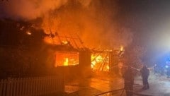 Die Löscharbeiten gestalteten sich aufgrund von Hitze und der dichten Rauchentwicklung als ...