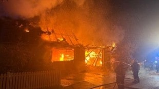 Die Löscharbeiten gestalteten sich aufgrund von Hitze und der dichten Rauchentwicklung als ...