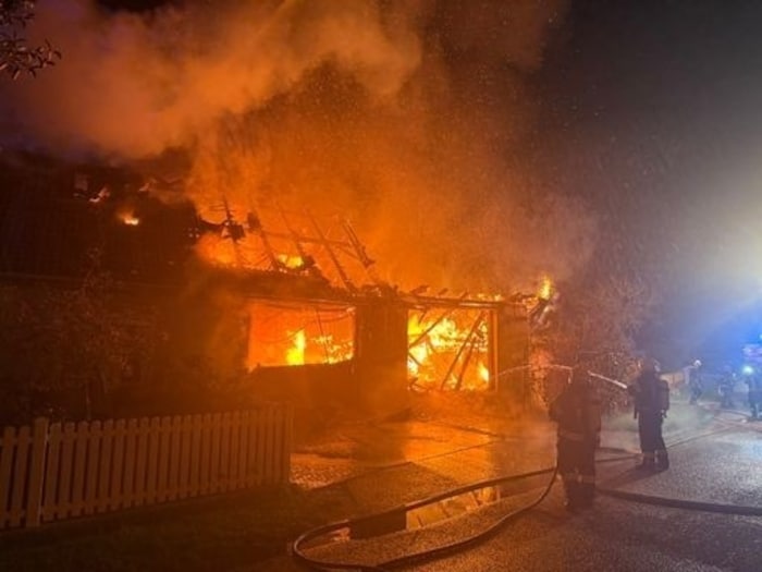 Das Ehepaar konnte wohl in letzter Minute von den Einsatzkräften gerettet werden.