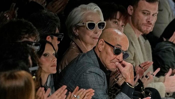 Streep saß in einem Vinylmantel und mit Sonnenbrille in der ersten Reihe.