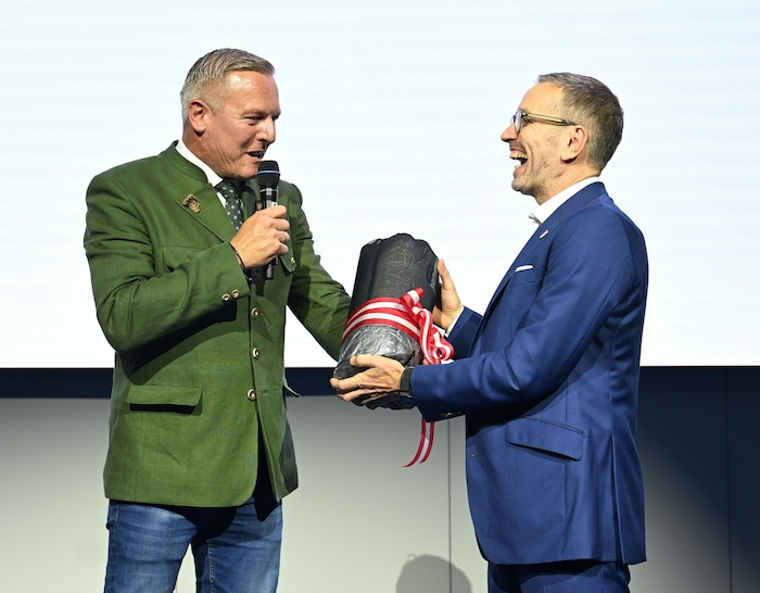 Beim Parteitag der FPÖ überreichte Mario Kunasek seinem bergsport-affinen Parteichef einen ...