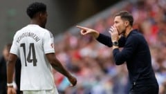 Real-Trainer Xabi Alonso (re.) verlor das Stadtderby gegen Atletico mit 2:5.