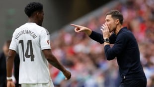 Real-Trainer Xabi Alonso (re.) verlor das Stadtderby gegen Atletico mit 2:5.