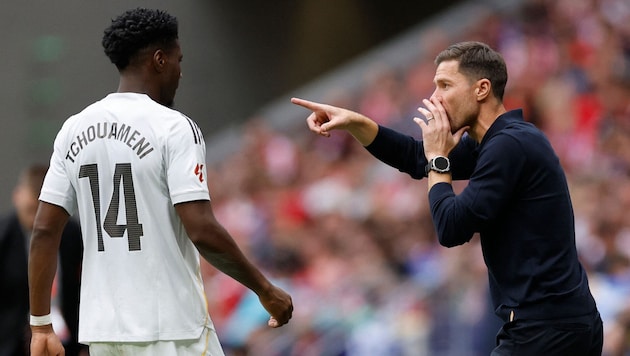 Real-Trainer Xabi Alonso (re.) verlor das Stadtderby gegen Atletico mit 2:5.
