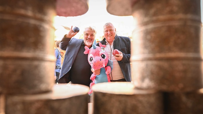 Treffsicher: Schausteller-Urgestein Ludwig Rieger (li.) mit Ex-Polizeichef Karl Pogutter.
