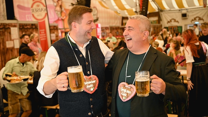 FPÖ-Stadtrat Michael Raml mit Pfarrer Zarko Prskalo (re.).