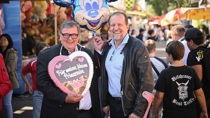 Dieter Recknagl (Linz Tourismus) mit XXL-Herz und Georg Redlhammer (Neos).