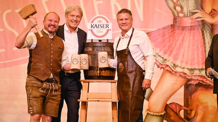 V. li. n. re.: Festwirt Patrick Stützner, Josef Paukenhaider und Markus Kapl (beide Brau Union) ...