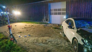 Mit voller Wucht prallte der VW gegen die Fassade des landwirtschaftlichen Gebäudes