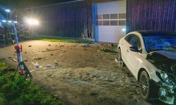 Mit voller Wucht prallte der VW gegen die Fassade des landwirtschaftlichen Gebäudes