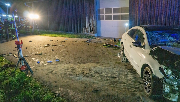 Mit voller Wucht prallte der VW gegen die Fassade des landwirtschaftlichen Gebäudes