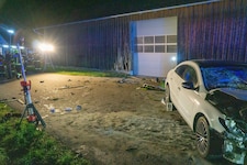 Mit voller Wucht prallte der VW gegen die Fassade des landwirtschaftlichen Gebäudes