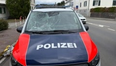 Der Mann landete nach seinem gefährlichen Manöver auf einem Polizeiauto.