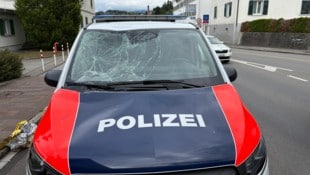 Der Mann landete nach seinem gefährlichen Manöver auf einem Polizeiauto.