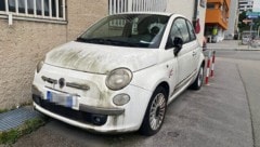 Am weißen Lack zeigen sich längst grau-grüne Spuren.