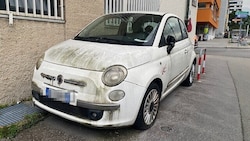 Am weißen Lack zeigen sich längst grau-grüne Spuren.