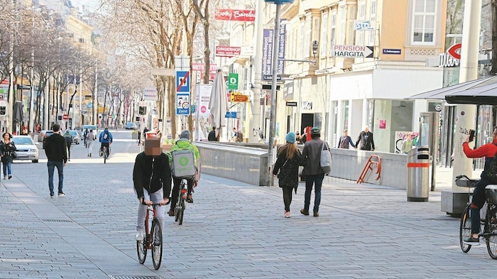 In der Fußgängerzone auf der MaHü ist aktuell das Radfahren und die Nutzung von E-Scootern ...