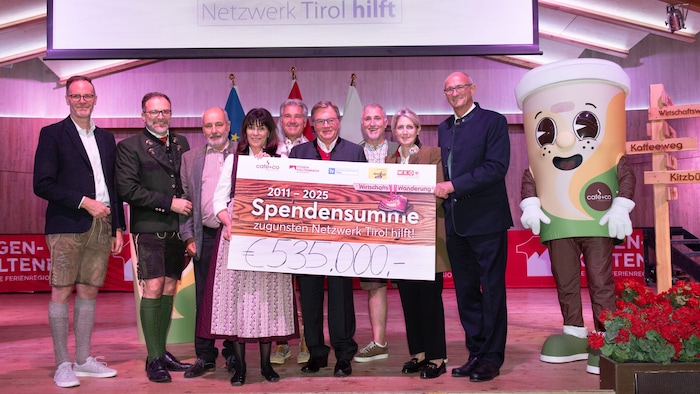 Im Dezember werden die Spenden an LH Mattle (re.) überreicht.