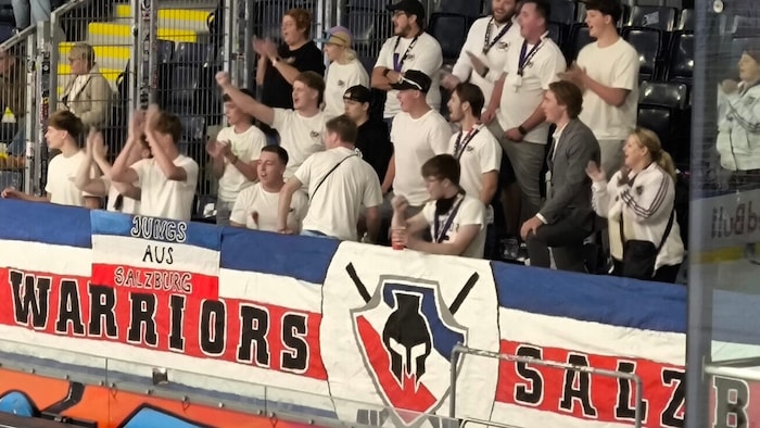 Stand mit den Warriors im Gästesektor: Der verletzte Eisbulle Lukas Hörl (grauer Anzug).