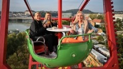 Gewinnerin Anna-Susanna Bramerdorfer (li.) mit Freundin Tina und Schwester Barbara (re.).