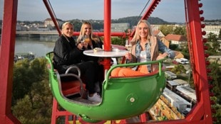 Gewinnerin Anna-Susanna Bramerdorfer (li.) mit Freundin Tina und Schwester Barbara (re.).