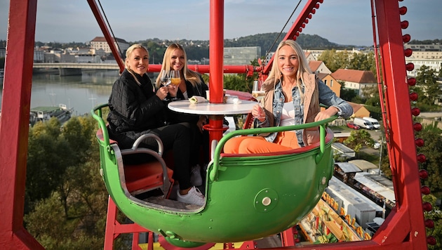 Gewinnerin Anna-Susanna Bramerdorfer (li.) mit Freundin Tina und Schwester Barbara (re.).