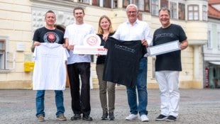Vereins-Obmann Thomas Steiner und Stellvertreterin Renée Wisak präsentierten die T-Shirts.