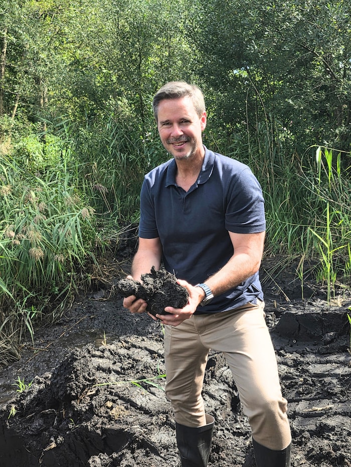 Geschäftsführer Andreas Leitner mit Heilmoor aus dem betriebseigenen Moorfeld.