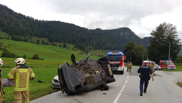 Ein Pkw des Holländers kippte durch den Aufprall zur Seite, die Insassen kamen aber eher ...