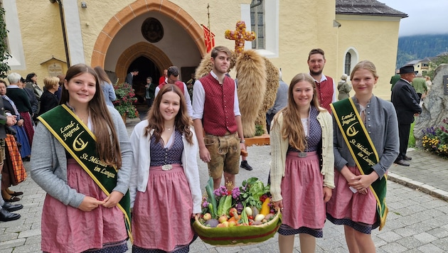Landjugend-Abordnung mit René Ramsbacher und Christian Aigner an der Erntekrone
